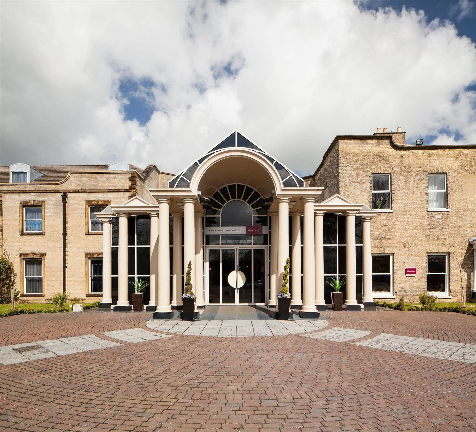 Mercure York Fairfield Manor Hotel Exterior foto